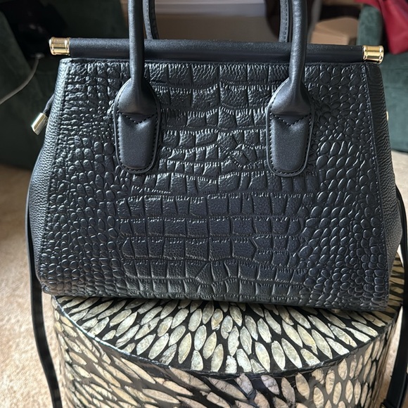 Elegant Black Crocodile-Embossed Handbag - Picture 3 of 7